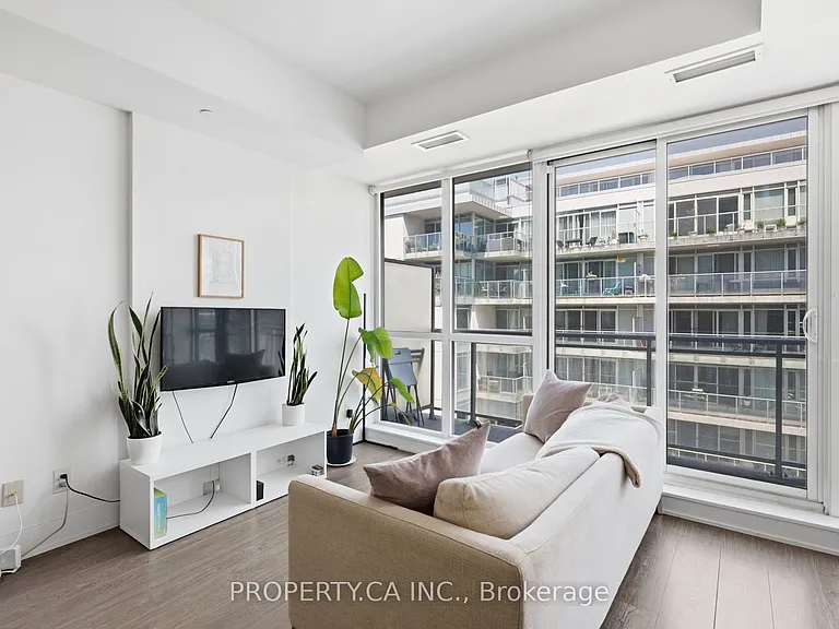 508 Wellington St W #809 — Photo 4