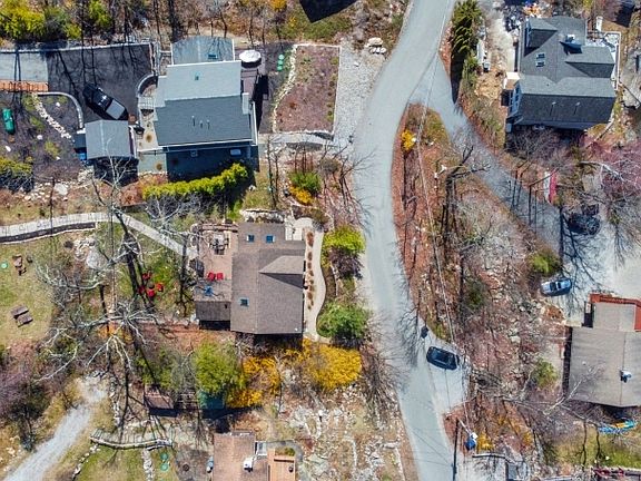 5th image of 1046 Lakeside Dr E