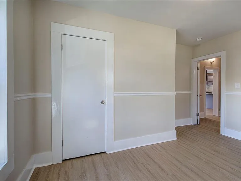 415 E 10th St SE — Photo 34
