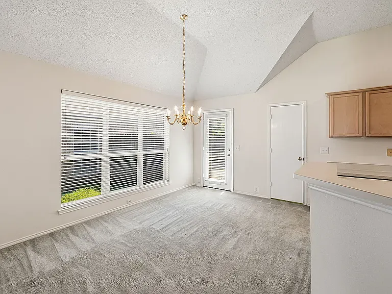 702 Lake Bridge Dr — Photo 3