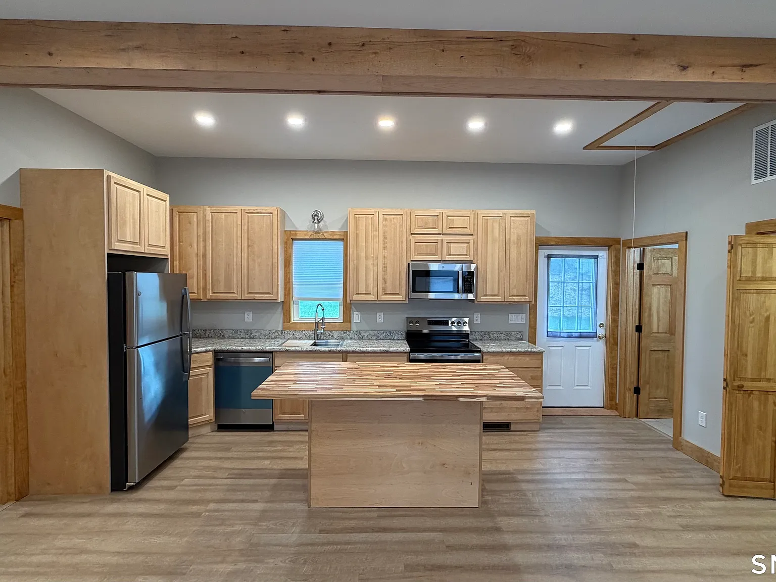 3 bed, 1.0 bath, 840 sqft, $3,250 — Photo 2