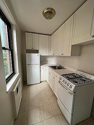3rd image of 250 E 39th St APT 11M