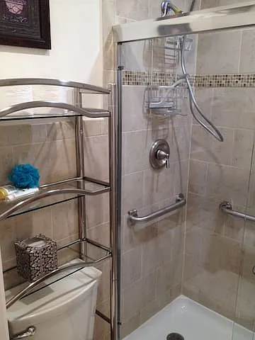 2313 Montrose Ave #7 — Photo 3