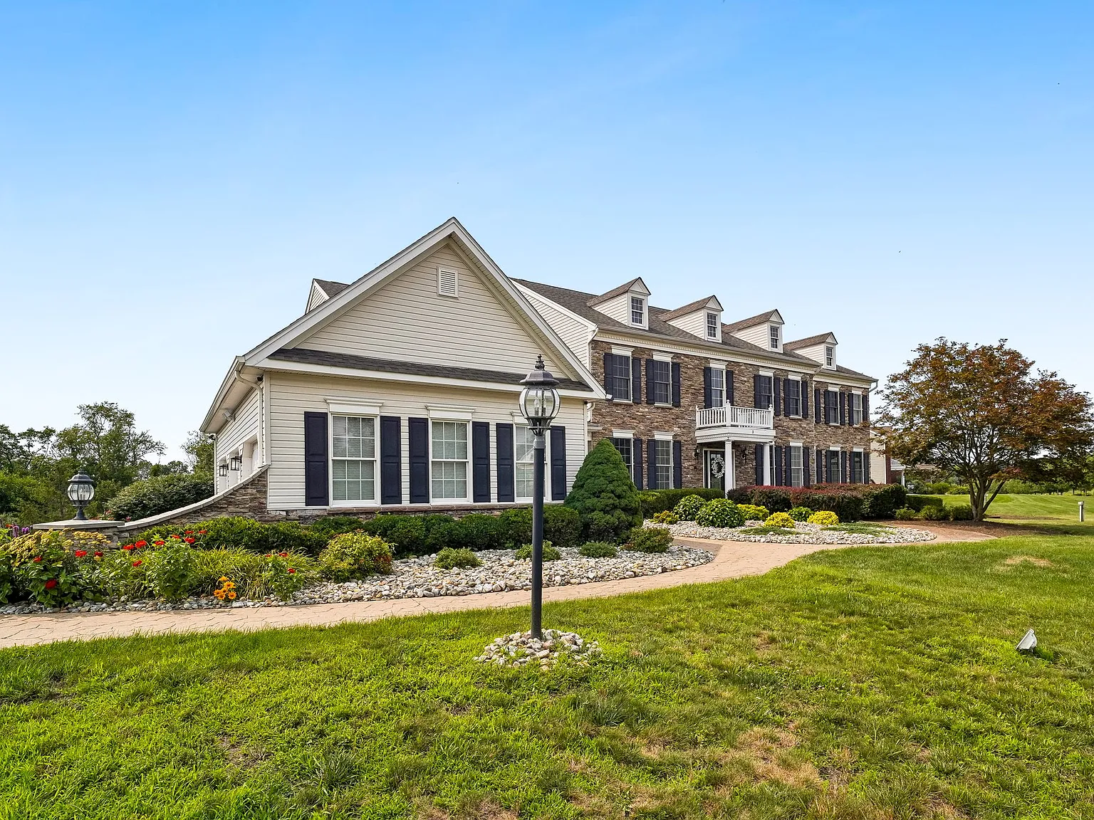 4 bed, 5400 sqft, $7,800 — Photo 1