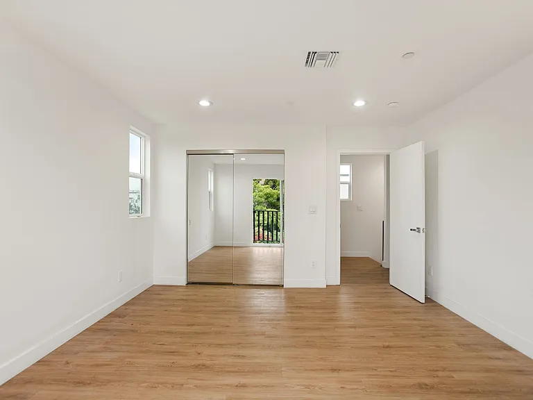 443 N Heliotrope Dr — Photo 18