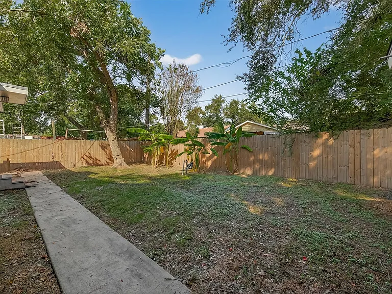714 E Humble St — Photo 32