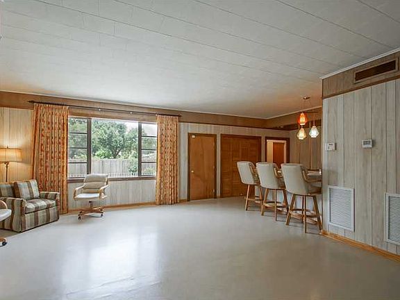 4th image of 1623 Charlton Dr