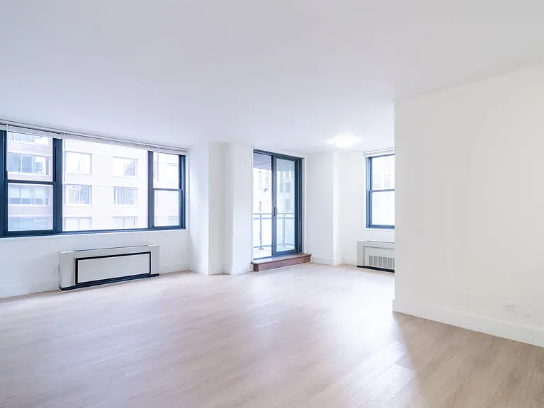 245 E 40th St #18C — Photo 8