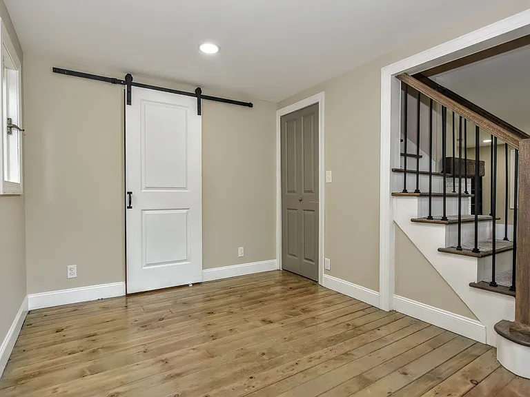 6 Standish Ln — Photo 8