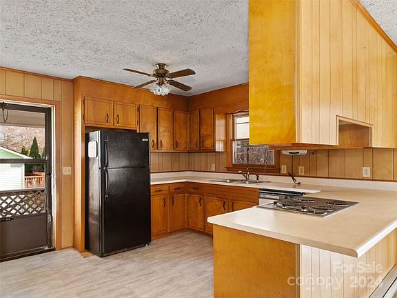 4th image of 37 Fir Ln