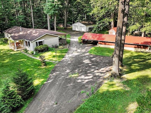 4th image of 233 Acorn Ln