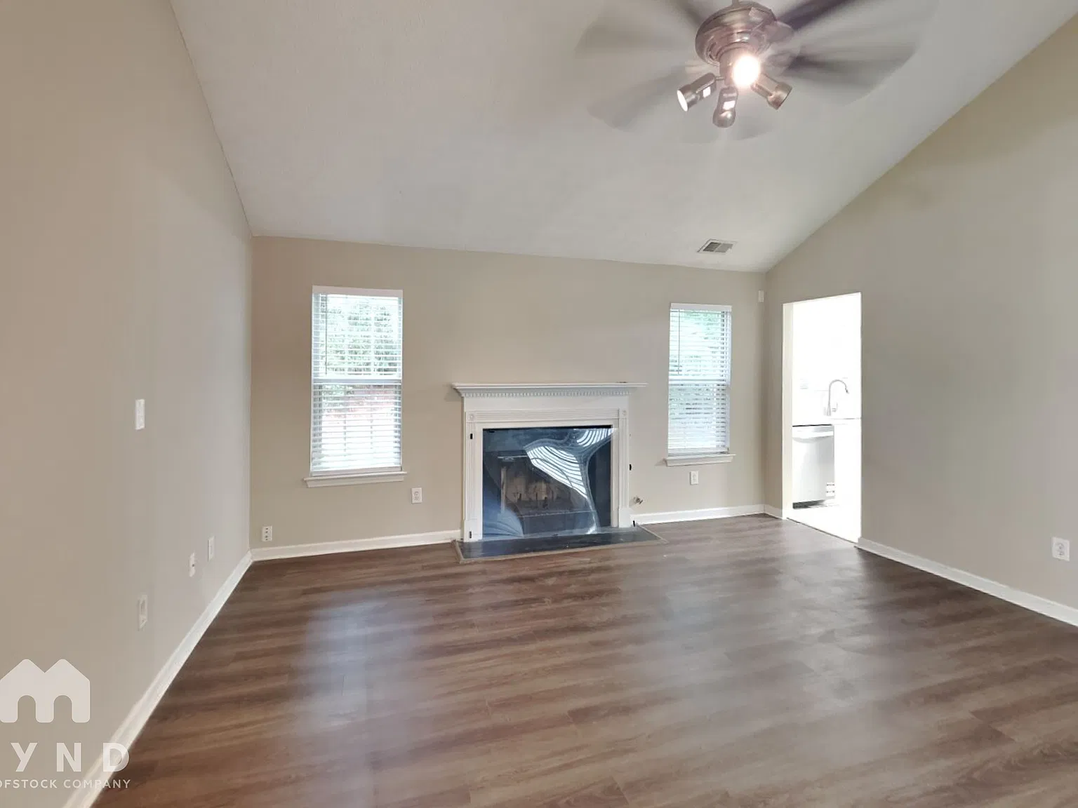 3 bed, 2.0 bath, 1257 sqft, $2,015 — Photo 2
