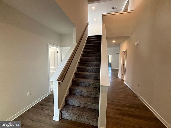 3rd image of 160 Lilac Ct