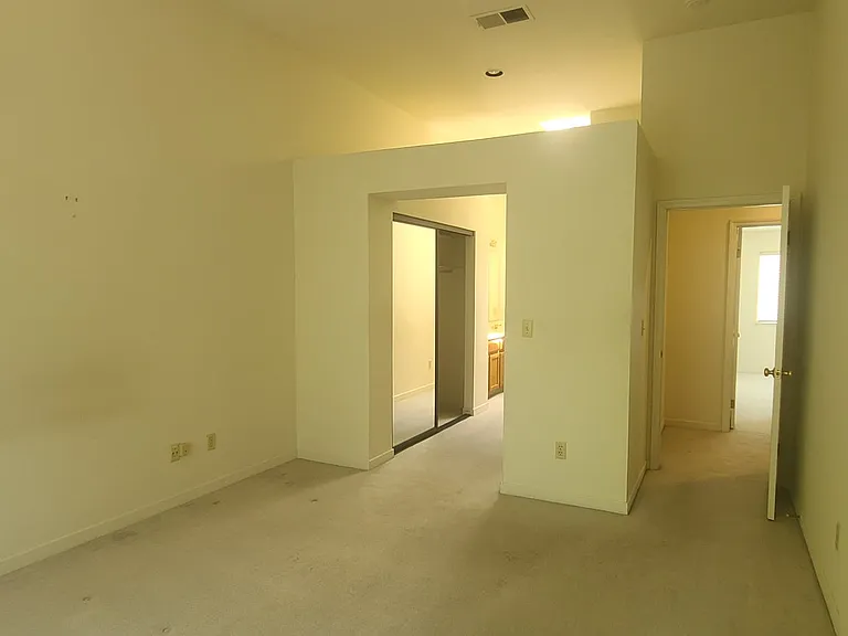 211 Kingswood Ct — Photo 16