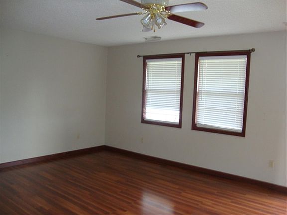 3rd image of 225 Rosewood St