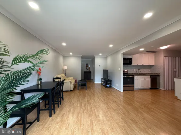 9711 Kings Crown Ct APT 101, Fairfax, VA 22031