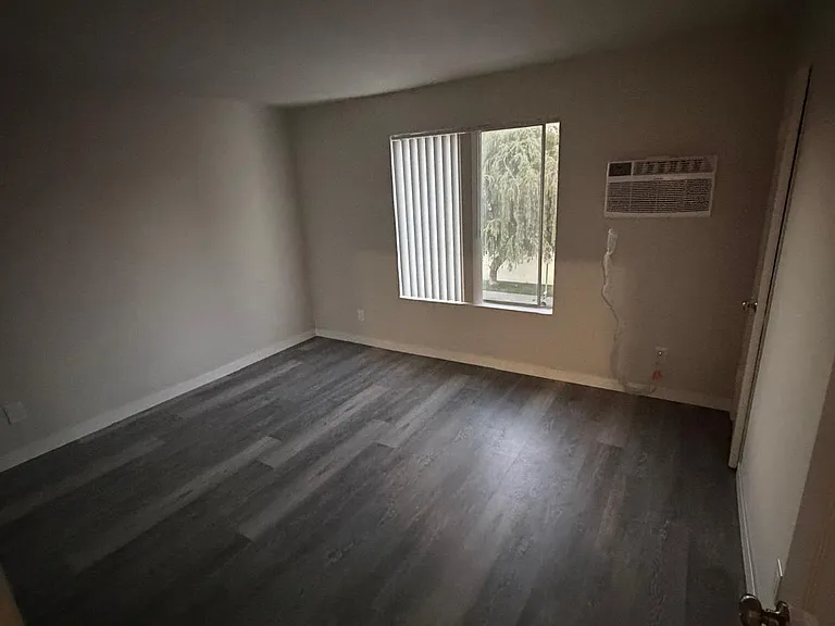 5354 Yarmouth Ave — Photo 17