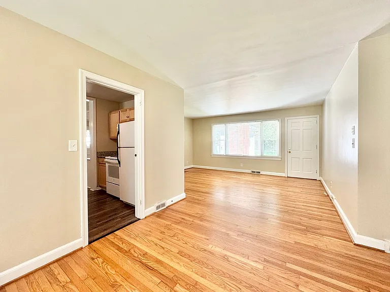 3808 Parkwood Dr — Photo 4