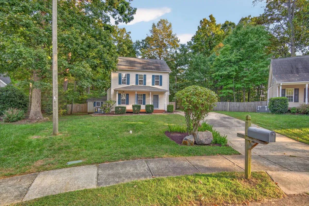 3 bed, 2.5 bath, 1469 sqft, $2,100 — Photo 4
