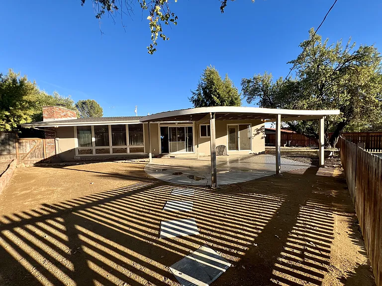 135 Glencrest Ln — Photo 10