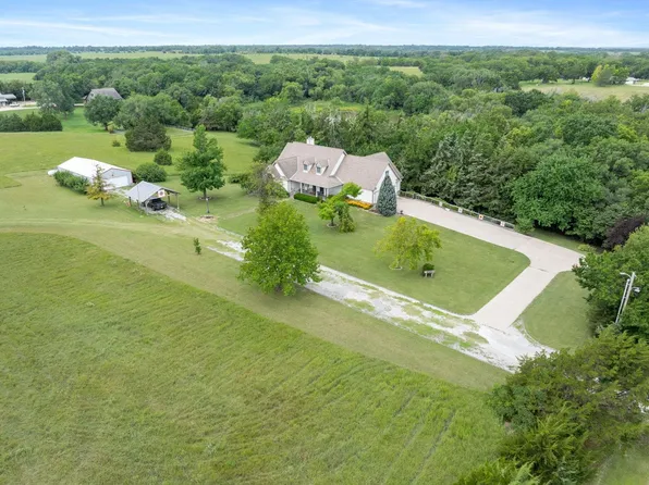 589 Quail Creek Rd, Peabody, KS 66866