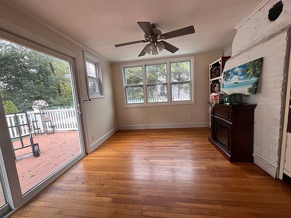 5th image of 26 Riverview Cir