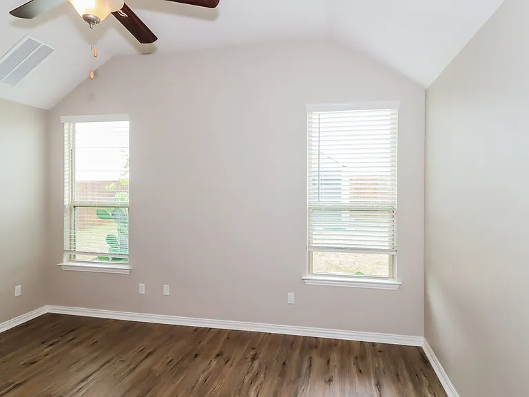 1913 Chimney Dr — Photo 9