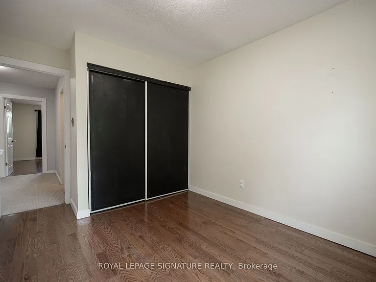 447 Ontario St N — Photo 37