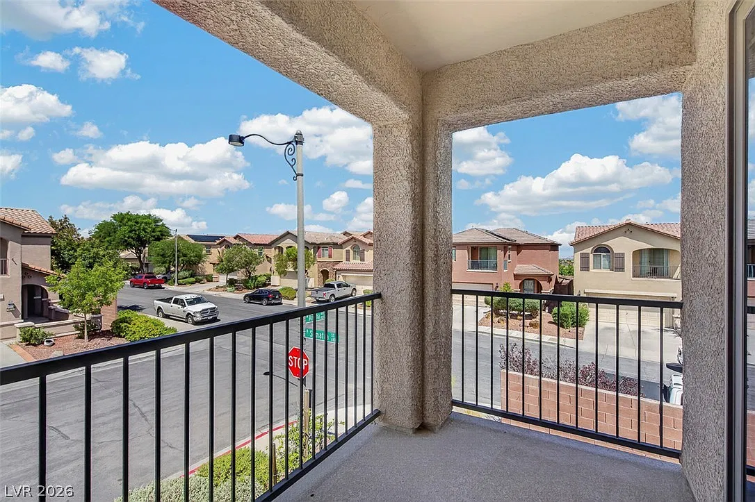 3 bed, 2.5 bath, 2018 sqft, $2,325 — Photo 4