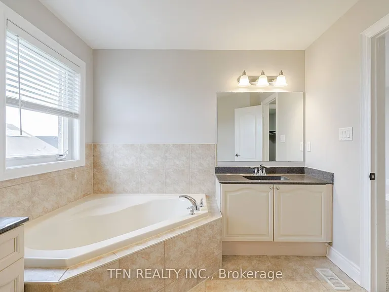 1648 Pennel Dr #UPPER — Photo 31