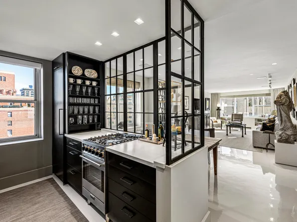 2 Fifth Avenue image 1 of 21