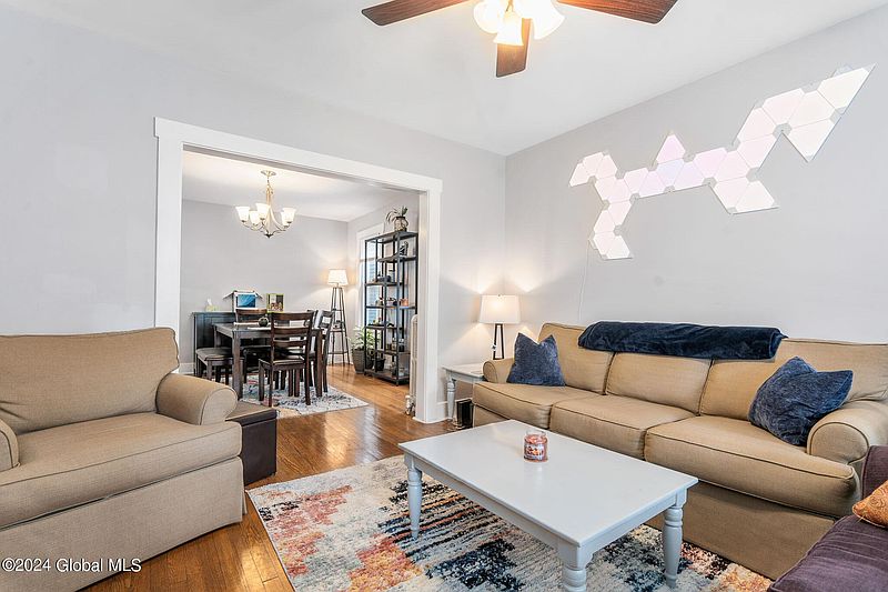 4th image of 115 Woodlawn Avenue