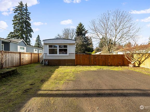 3rd image of 3581 Lakehurst Dr NW