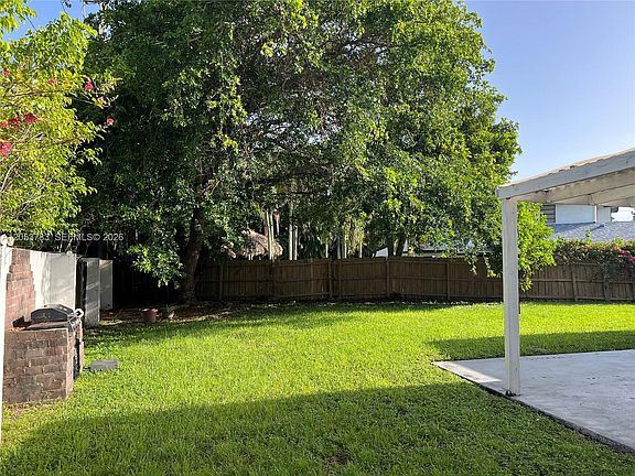 4th image of 590 SW 166th Ter