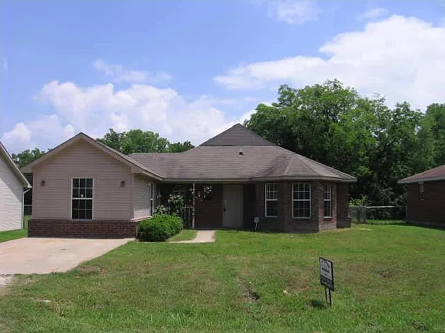 304 Wall, Terrell - House — Photo 2