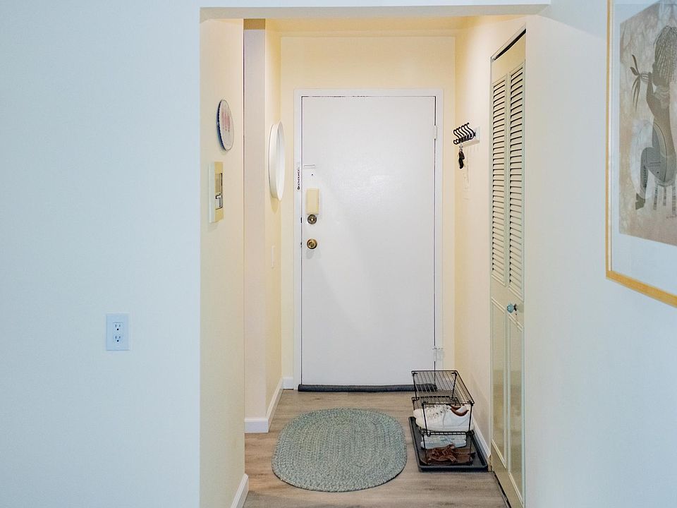 Inside entrance. Left: Kitchen. Right: Shoe closet.