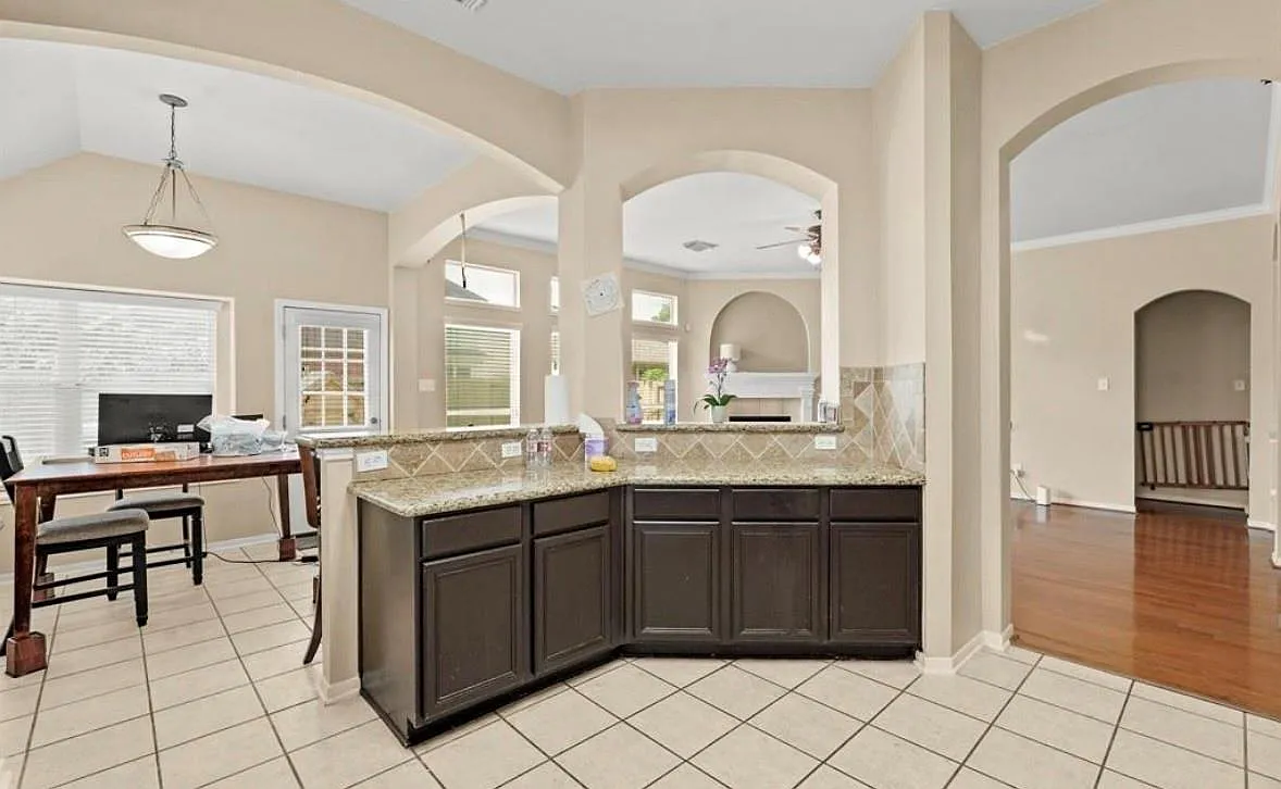 4 bed, 2.5 bath, 2422 sqft, $2,650 — Photo 2