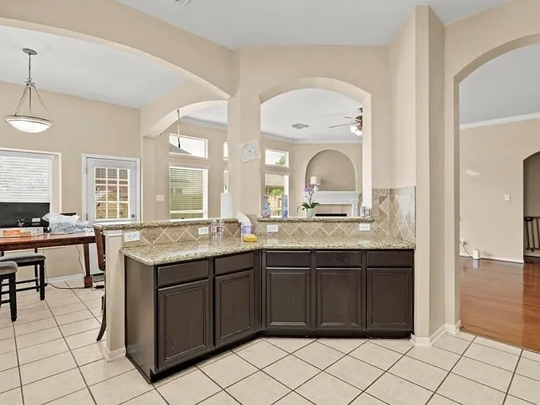 3106 Valley Ct — Photo 2