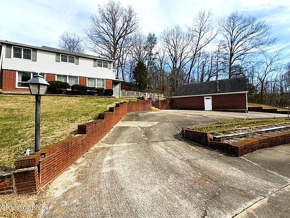 3rd image of 811 S Park Rd