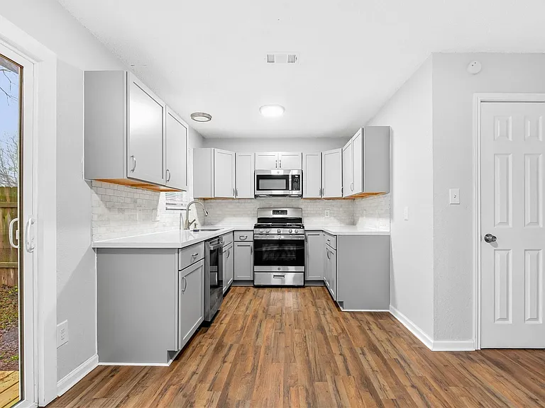 10511 Man O War Ave — Photo 6