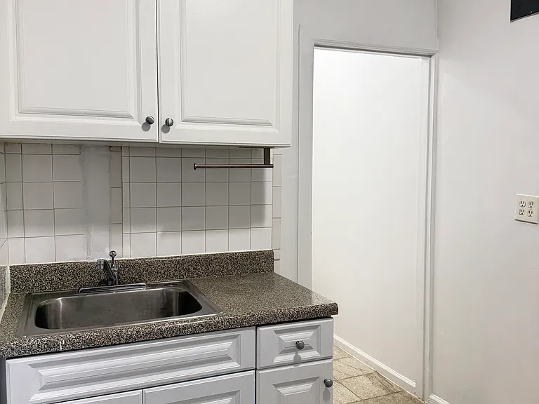 312 W 15th St #8 — Photo 6