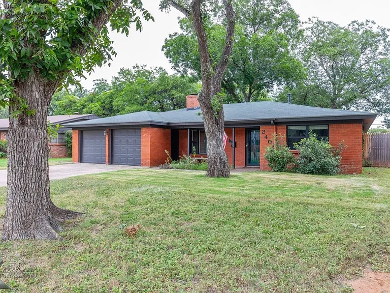 2401 Sylvan Dr — Photo 1