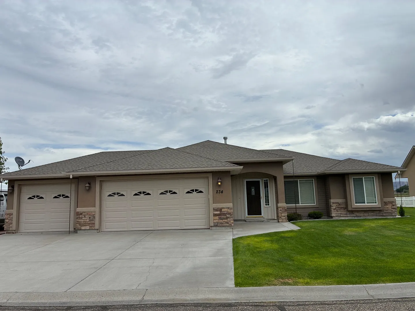234 Greenbrier Dr — Photo 2
