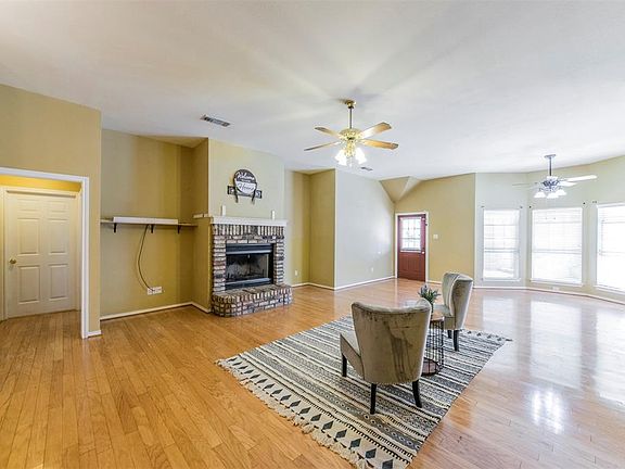 3rd image of 1207 Westbriar Dr