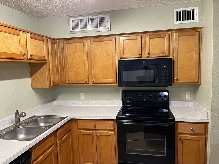 355 Lakepointe Dr #102 — Photo 9