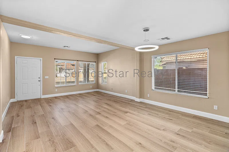 4 bed, 2.5 bath, 2162 sqft, $2,499 — Photo 3
