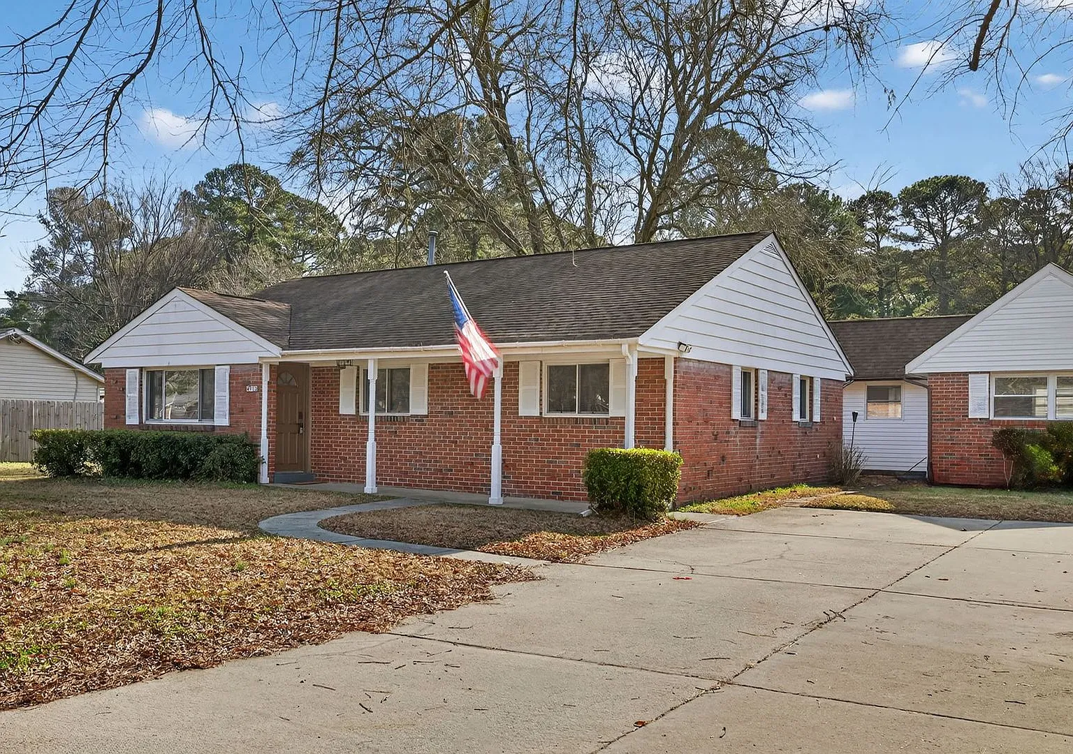 Charming Brick Ranch in the Heart of Churchland — Photo 2