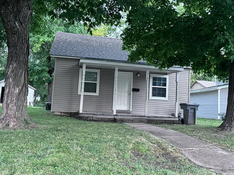 1319 Center St — Photo 12