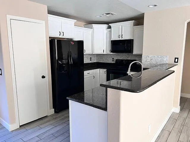 4 bed, 2.0 bath, 1569 sqft, $1,900 — Photo 2