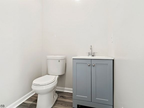 4th image of 10 Derby St